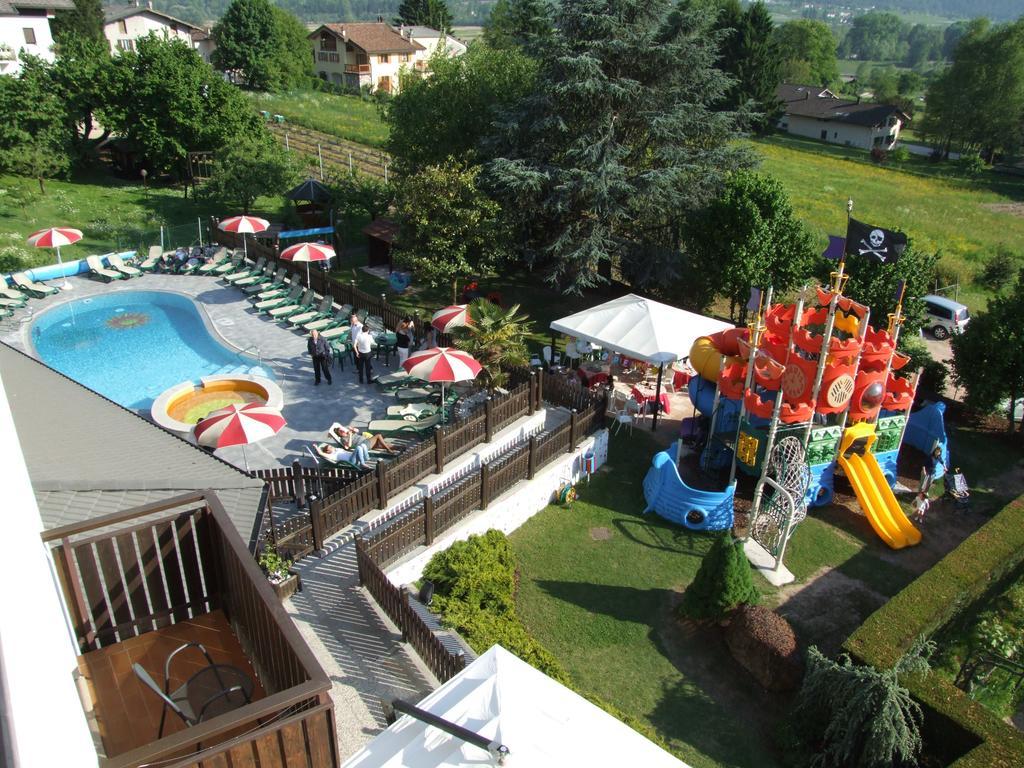 Family Hotel Primavera Levico Terme Bagian luar foto